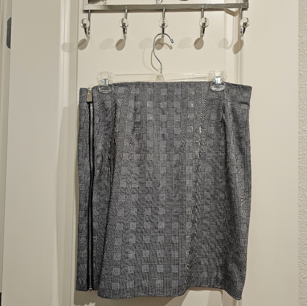Side front zip Vince Camuto skirt